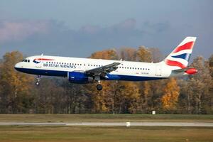 budapest, Ungheria, 2019 - Britannico airways airbus a320 g-euuk passeggeri aereo arrivo e atterraggio a budapest aeroporto foto