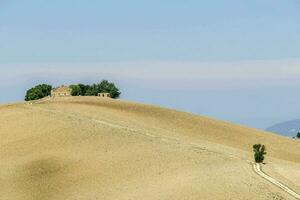 un' strada conduce per un' Casa su un' collina foto