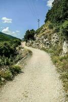 un' sporco strada nel il montagne foto