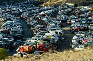 un' grande numero di macchine parcheggiata nel un' lotto foto