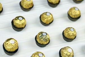 Kharkiv, Ucraina - gennaio 2, 2021 ferrero Rocher - il giro cioccolatini. caramella nel marchiato confezione, un' dolce piacere foto