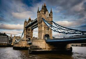 ai generato Londra svelato un' passeggiare attraverso tempo su Londra ponte foto