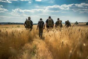 ai generato posteriore Visualizza di un' gruppo di uomini a piedi attraverso un' Grano campo, un' guardia forestale squadra a piedi attraverso un' Grano campo, ai generato foto