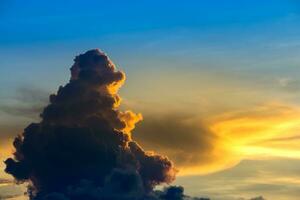 sorprendente orso nube nel il cielo dopo tramonto. foto