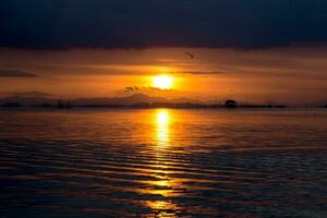 tramonto cielo su il lago nel Sud di Tailandia., non focalizzato Immagine. foto