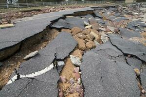 strada erosione causato di onde e acuto tempeste. foto