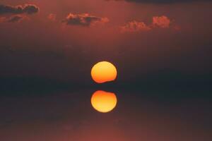 specchio di tramonto cielo su il lago nel Sud di Tailandia. foto