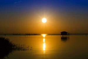 tramonto cielo su il lago nel Sud di Tailandia., non focalizzato Immagine. foto