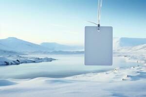 ai generato vuoto blu Natale regalo etichetta sospeso su nevoso abete albero ramo a inverno lago. foto