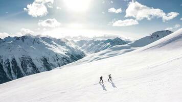 Due uomini escursioni a piedi su un' nevoso montagna foto