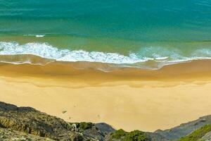 vuoto a distanza spiaggia nel algarve, Portogallo. foto