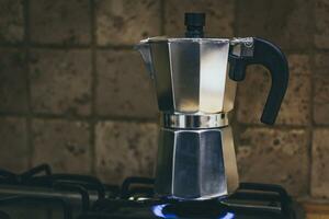 italiano tradizionale moka pentola caffè creatore su un' gas stufa foto