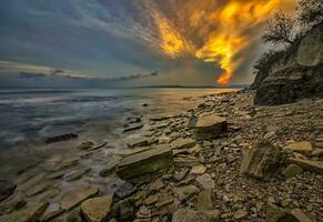 magnifico tramonto Visualizza piace fuoco nel il cielo a partire dal il roccioso nero mare costa, Bulgaria foto