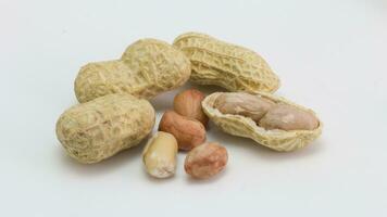biologico arrostito arachidi. isolato Noce merenda concetto. sano, delizioso, e croccante semi foto