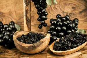 vino uva uva passa e vino frutti di bosco su oliva legna foto