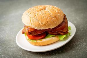 hamburger di pollo alla griglia con salsa alla piastra foto