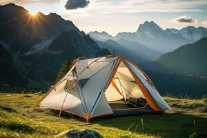 ai generato un' tenda è lanciato nel il montagne e il sole è splendente foto