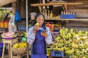 bellissimo mercato donna operativo sua mobile Telefono foto