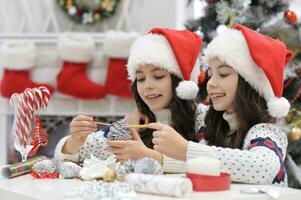 ritratto di ragazze nel Santa cappello preparazione per Natale foto