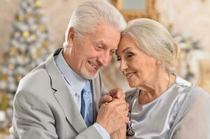 abbracciare anziano coppia Sorridi su sfocato sfondo foto