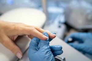 femmina mani e utensili per manicure, processi di l'esecuzione manicure foto