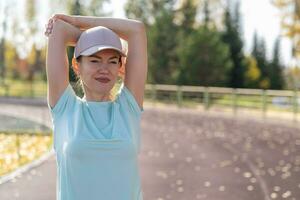 un' giovane bellissimo donna nel abbigliamento sportivo giochi gli sport a un' Locale stadio foto