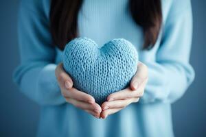 ai generato donna nel maglione Tenere blu a maglia cuore nel sua mani foto