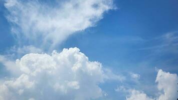 blu cielo con nube avvicinamento. cielo sfondo con nuvole e sole foto