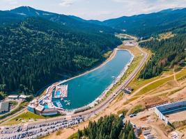 vista aerea della catena montuosa estiva lago bukovel foto