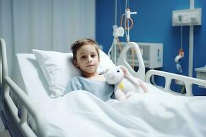 ai generato un' malato ragazzo bugie su un' ospedale letto nel un' ospedale con un' giocattolo lepre. il ragazzo sembra a il telecamera e sorrisi foto
