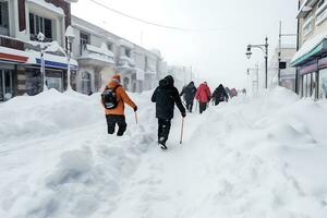 ai generato enorme cumuli di neve su il città strade dopo un' tempesta di neve. persone avere difficoltà in movimento su il strada foto