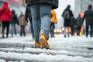 ai generato un' folla di persone passeggiate lungo un' nevoso città strada. cattivo tempo metereologico concetto nel inverno foto