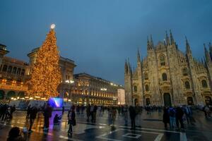Milano città centro con albero decorato con guidato luci foto