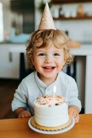 ai generato un adorabile bambino piccolo indossare un' festa cappello e Tenere un' fetta di torta foto