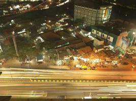 foto della vista notturna della città a jakarta indonesia