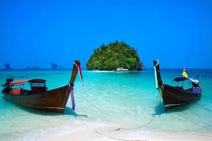 spiaggia tropicale, barca longtail, mare delle andamane, krabi, thailandia foto