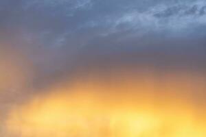 bellissimo e strano arancia cielo nel il mattina o sera Usato per naturale sfondo struttura nel decorativo arte opera foto