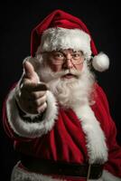 ai generato un' gioviale Santa Claus dando un' pollice su gesto foto