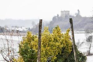 prima neve sui paesi di collina. tra autunno e inverno foto