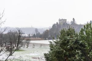 prima neve sui paesi di collina. tra autunno e inverno foto