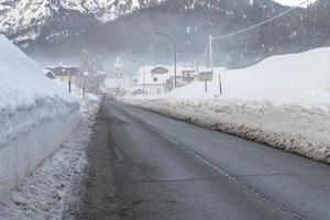 dopo la nevicata. ultime luci del crepuscolo a sappada. magia delle dolomiti foto