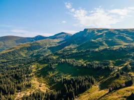 vista del paesaggio della catena montuosa dei Carpazi foto