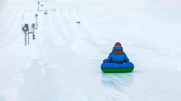 persone che vanno in snow tubing a winter park foto