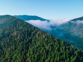 veduta aerea della catena montuosa dei Carpazi nuvole bianche foto