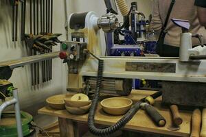 mestiere carpenteria laboratorio con varietà di di legno pezzi e tavole, mano utensili e di legno opera panchina nel il primo piano. falegnameria con banco di lavoro e molte di Di legno. falegnami tavolo con mobilia dettagli foto