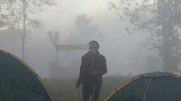 gorontalo, Indonesia - dicembre 10, 2023 - un' scalatore circondato di nebbia su arang collina nel il mattina foto