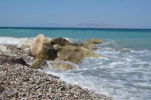 Pietre sullo sfondo della tempesta del Mar Egeo sull'isola di Rodi in Grecia foto