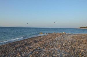 kitesurf nel mar egeo dell'isola di rodi in grecia foto