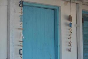 decorare con oggetti marini una casa di pescatori sull'isola di rodi in grecia foto