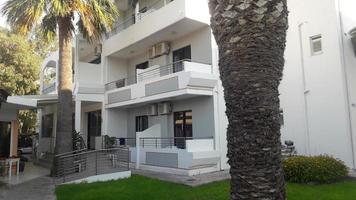 l'architettura di un moderno piccolo hotel sulla costa del mar Egeo foto